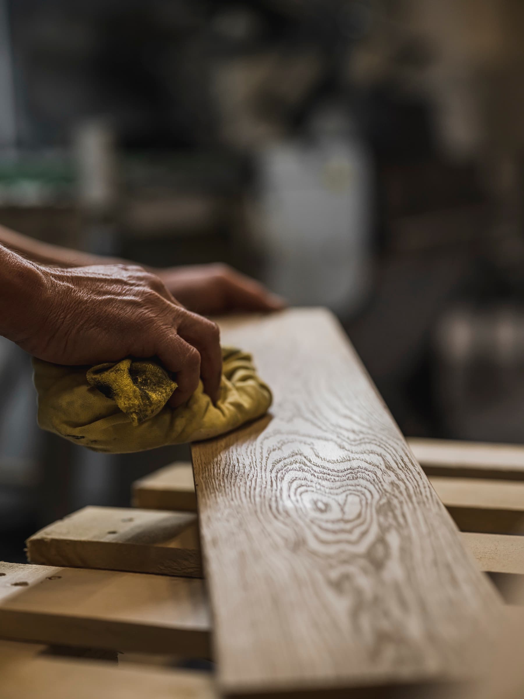 Handmatige houtbehandeling