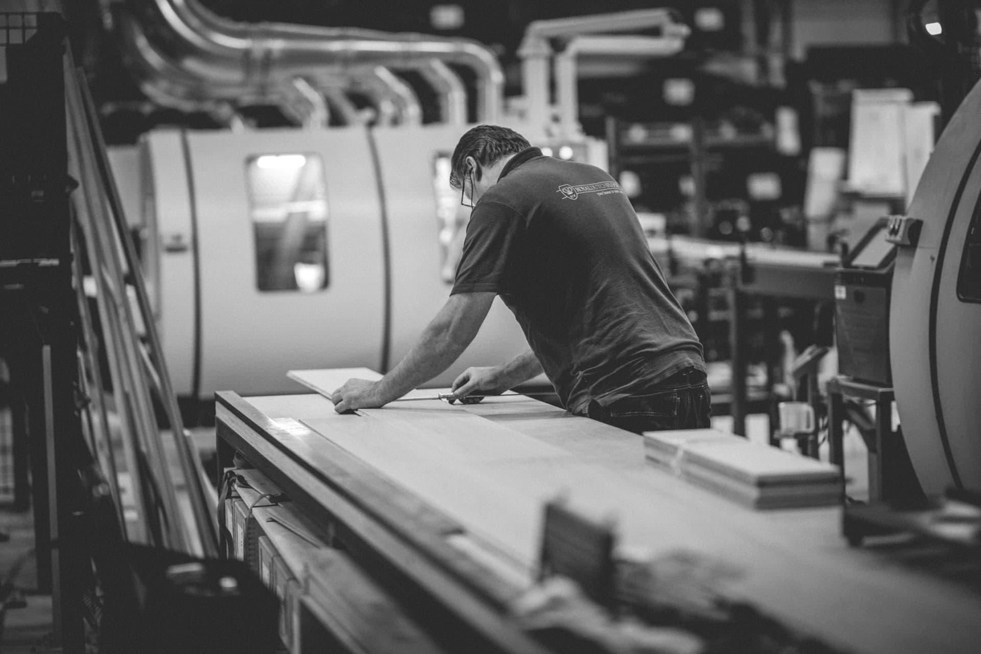 Medewerker controleert kwaliteit