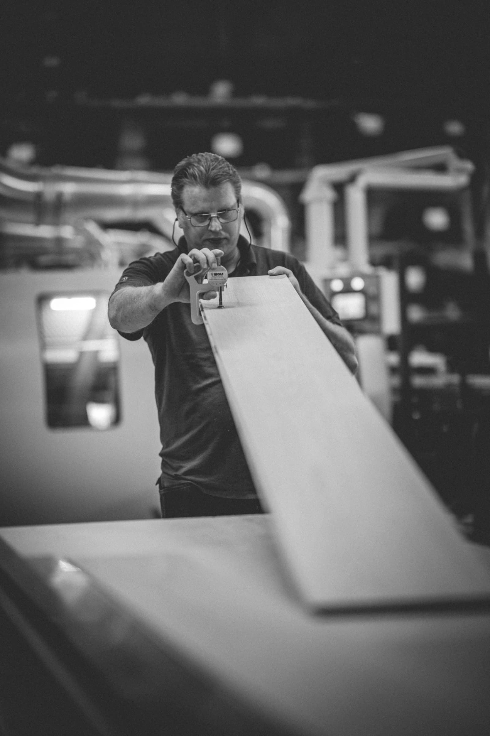 Vakman inspecteert eiken plank