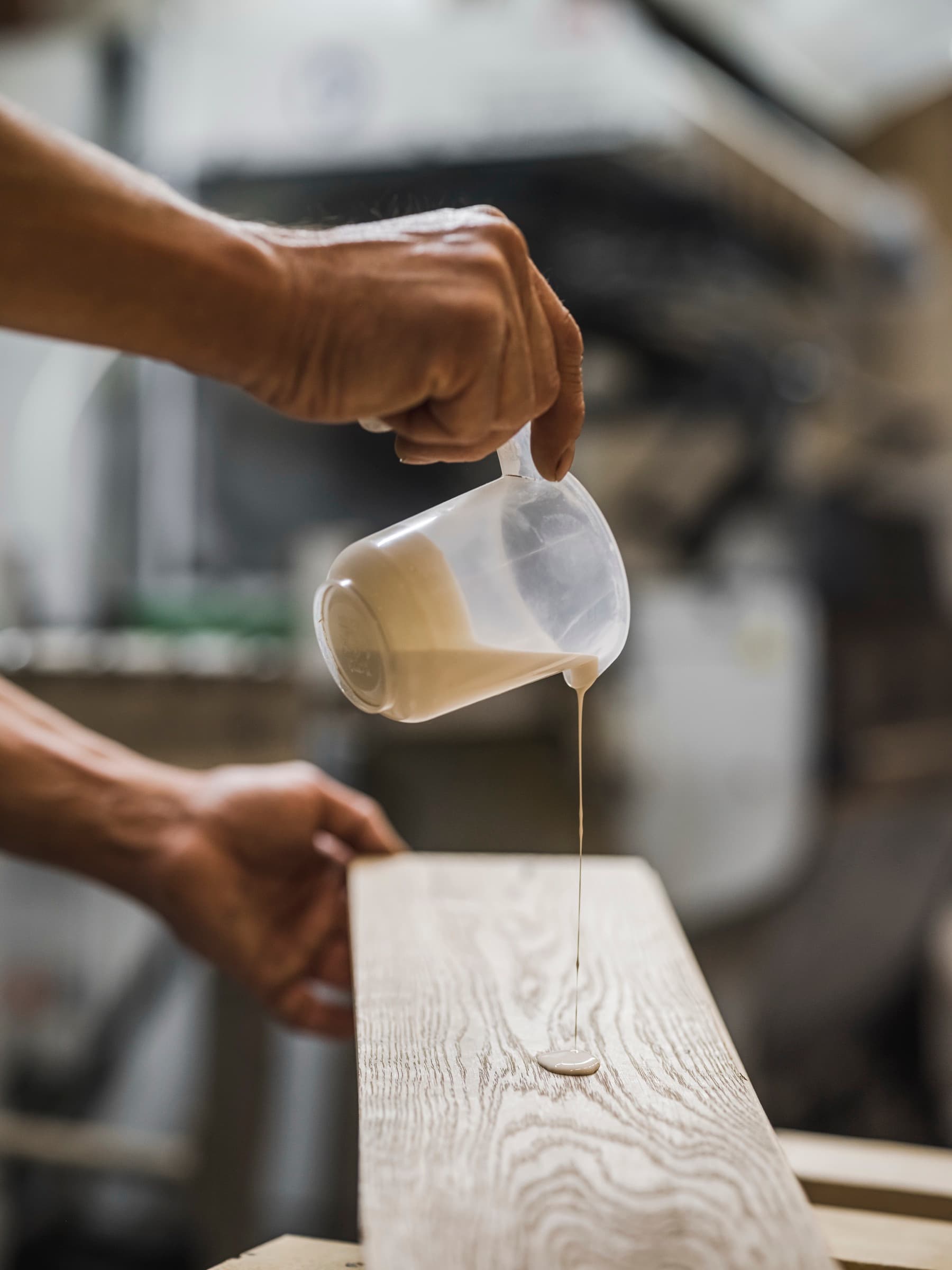 Houtolie wordt aangebracht