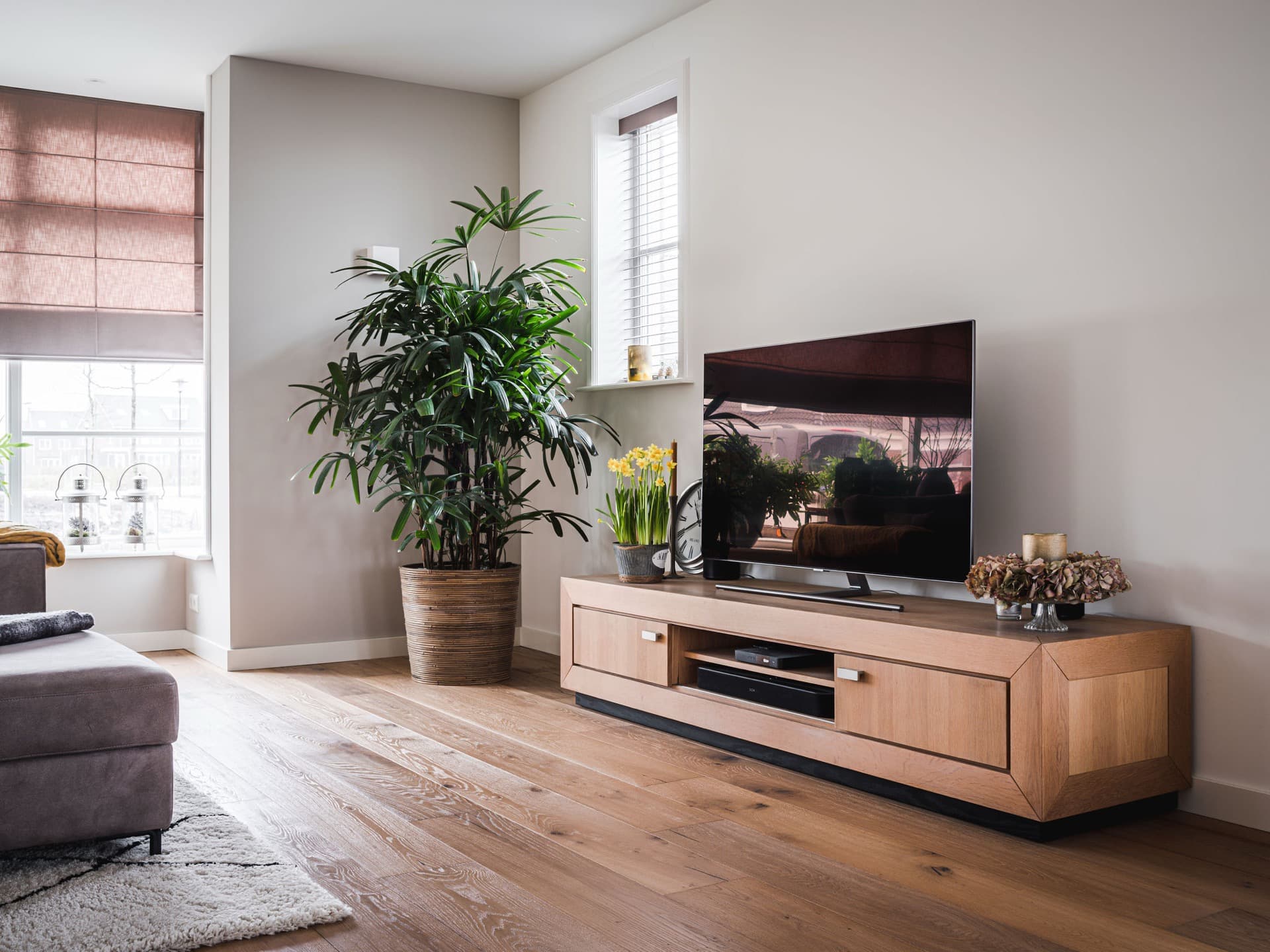 Warme eikenhouten plankenvloer van Real Dutch Floor in een natuurlijke woonkamer